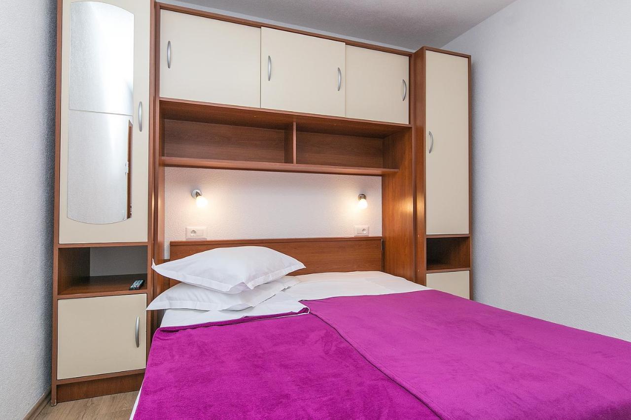 Apartments By The Sea Brela, Makarska - 20778 المظهر الخارجي الصورة