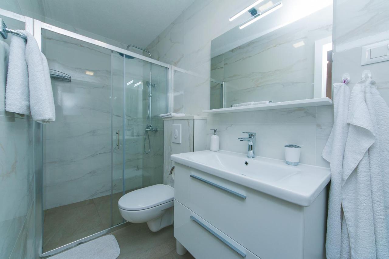 Apartments By The Sea Brela, Makarska - 20778 المظهر الخارجي الصورة