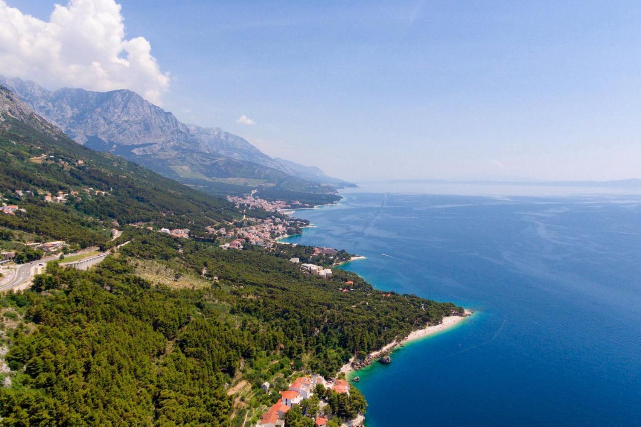 Apartments By The Sea Brela, Makarska - 20778 المظهر الخارجي الصورة